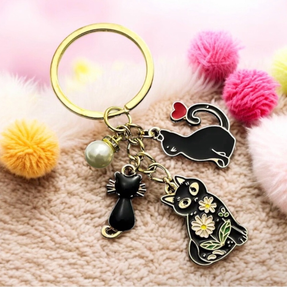 Elegant Black and Gold Tone Cat Keychain